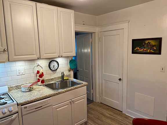 4th image of 32 Mearns Ave #3