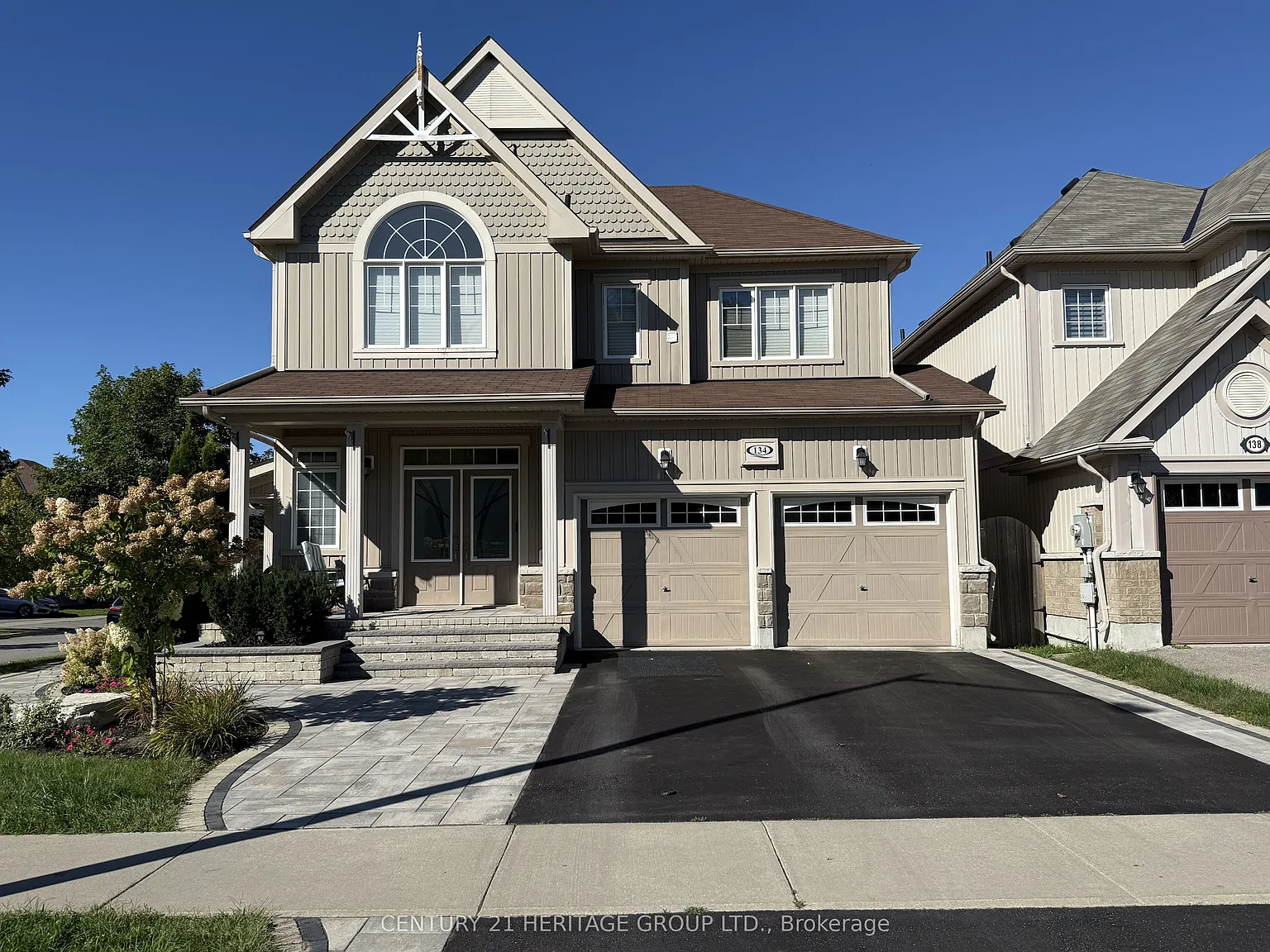 4 bed, $2,900 — Photo 1