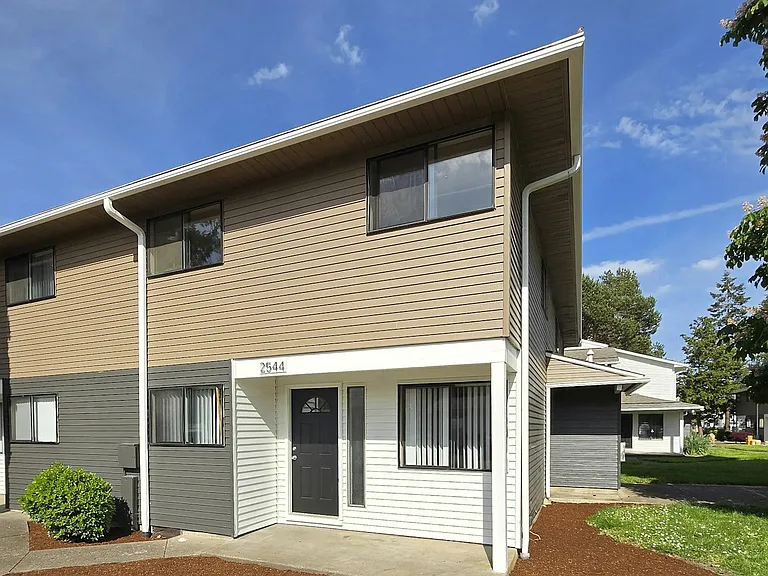 2550 Lee St SE — Photo 1