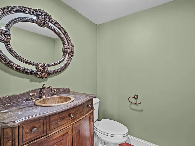 835 N Ashe St — Photo 32