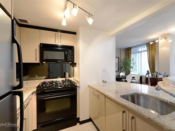 4th image of 145 E 48th St APT 30C