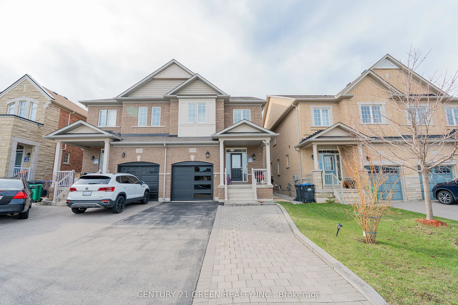 3243 Stoney Cres photo 1