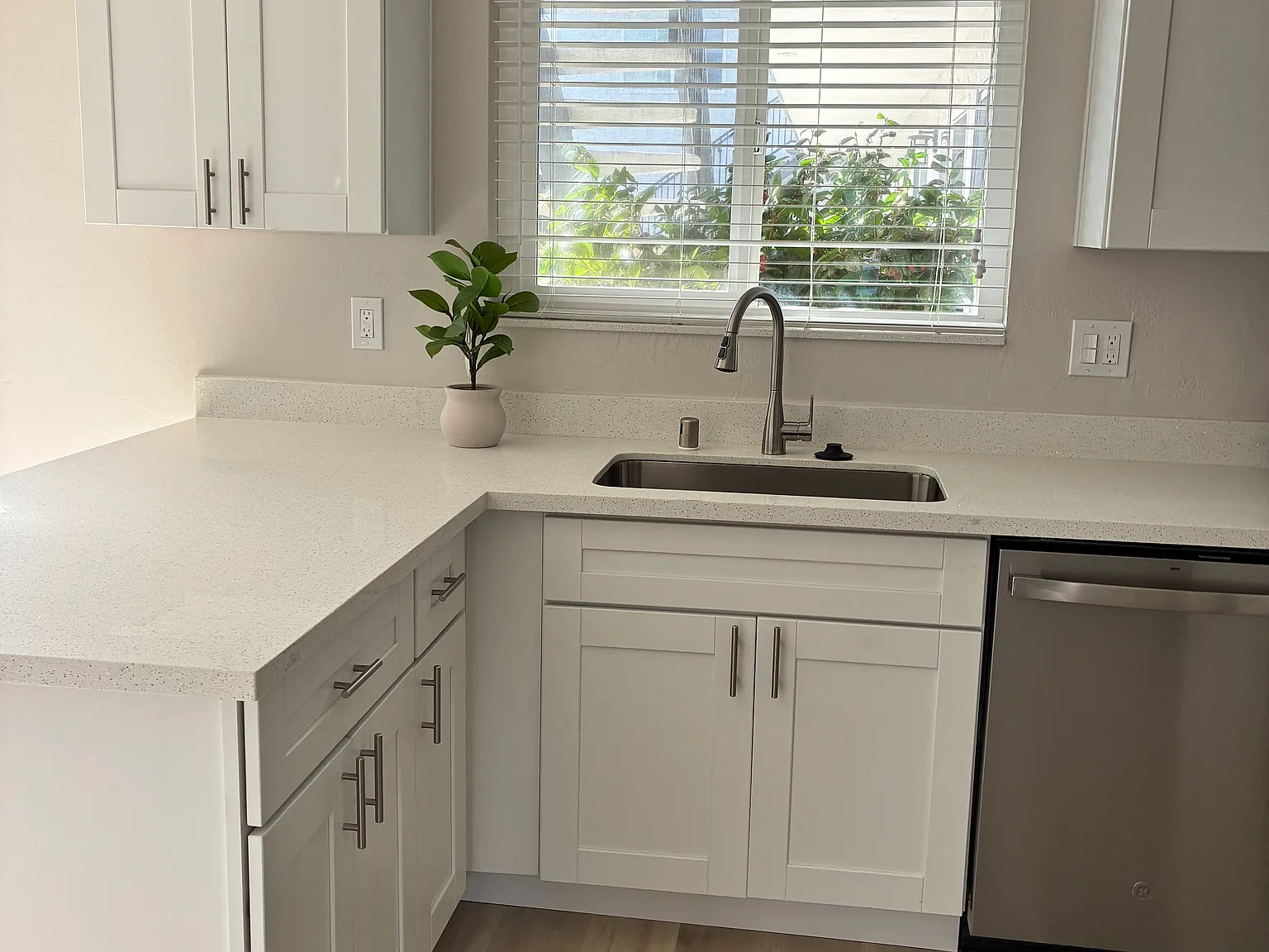 2322 Homestead Rd — Photo 2