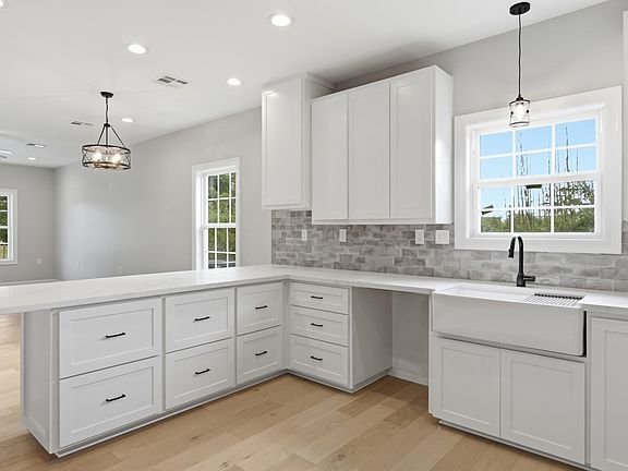 3rd image of 905 W Sale Rd