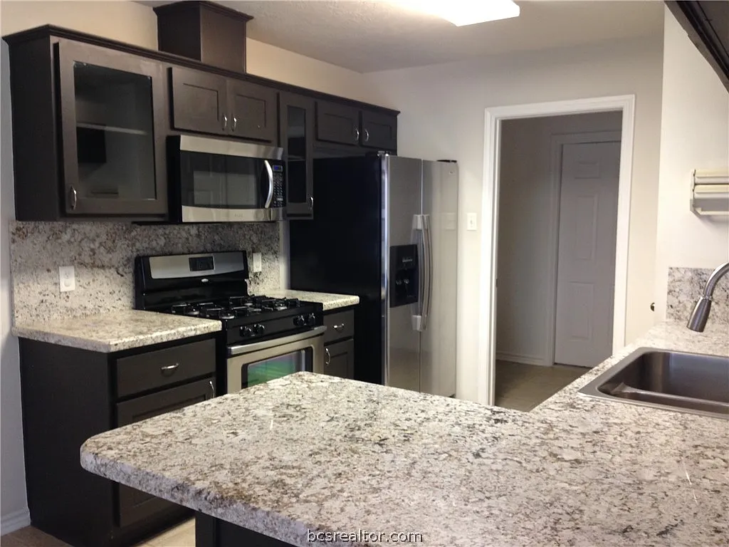 4 bed, 1685 sqft, $2,025 — Photo 4