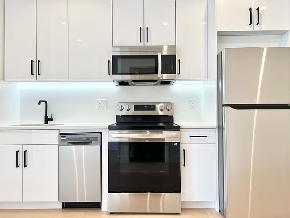 5th image of 427 Metropolitan Ave