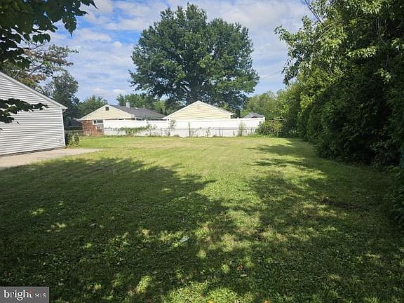 3rd image of 1353 Thomson Rd
