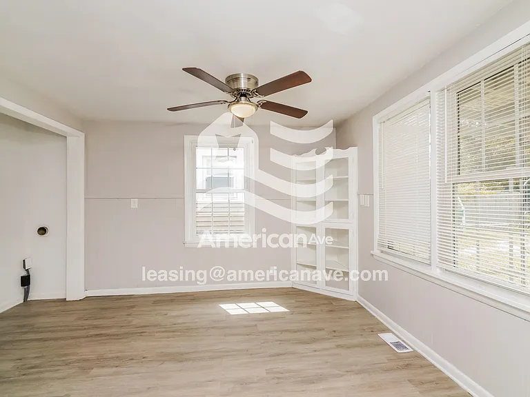 910892_003_wm_-_living_room_13071827.jpg