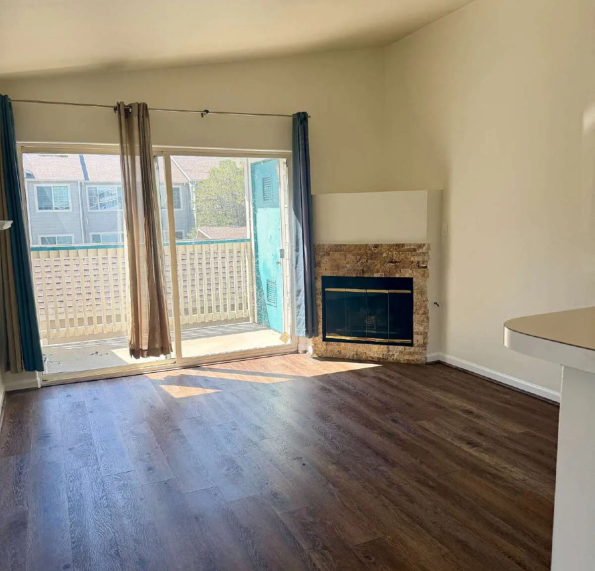 2 bed, 2.0 bath, 1041 sqft, $2,000 — Photo 2