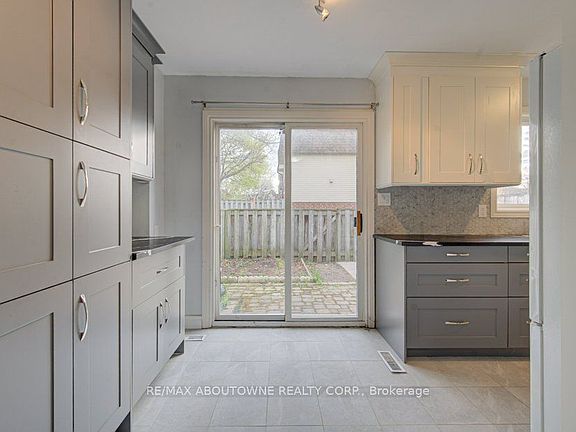 3rd image of 30 Heslop Rd #16