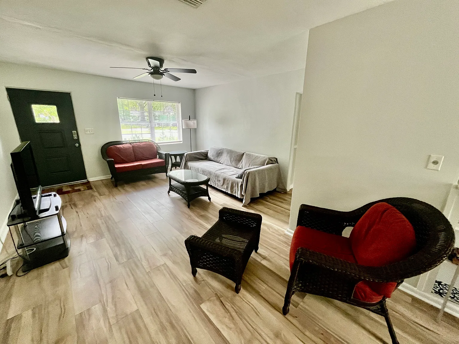 3 bed, 1422 sqft, $2,100 — Photo 3