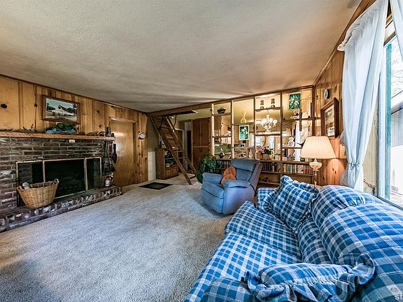 3rd image of 912 Edgewood Cir