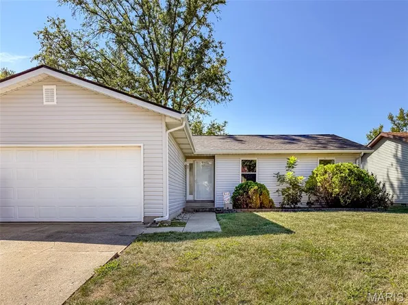 105 Center Grove Dr, O'Fallon, IL 62269