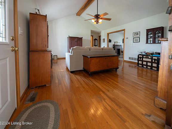 4th image of 686 Allen Pl N