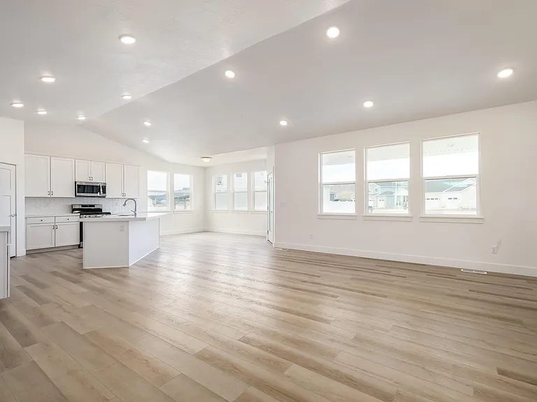 1017 E Tucker Ln — Photo 3