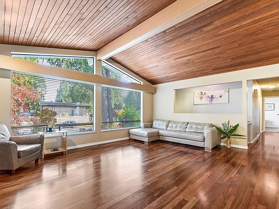 4th image of 6457 Summit Cres