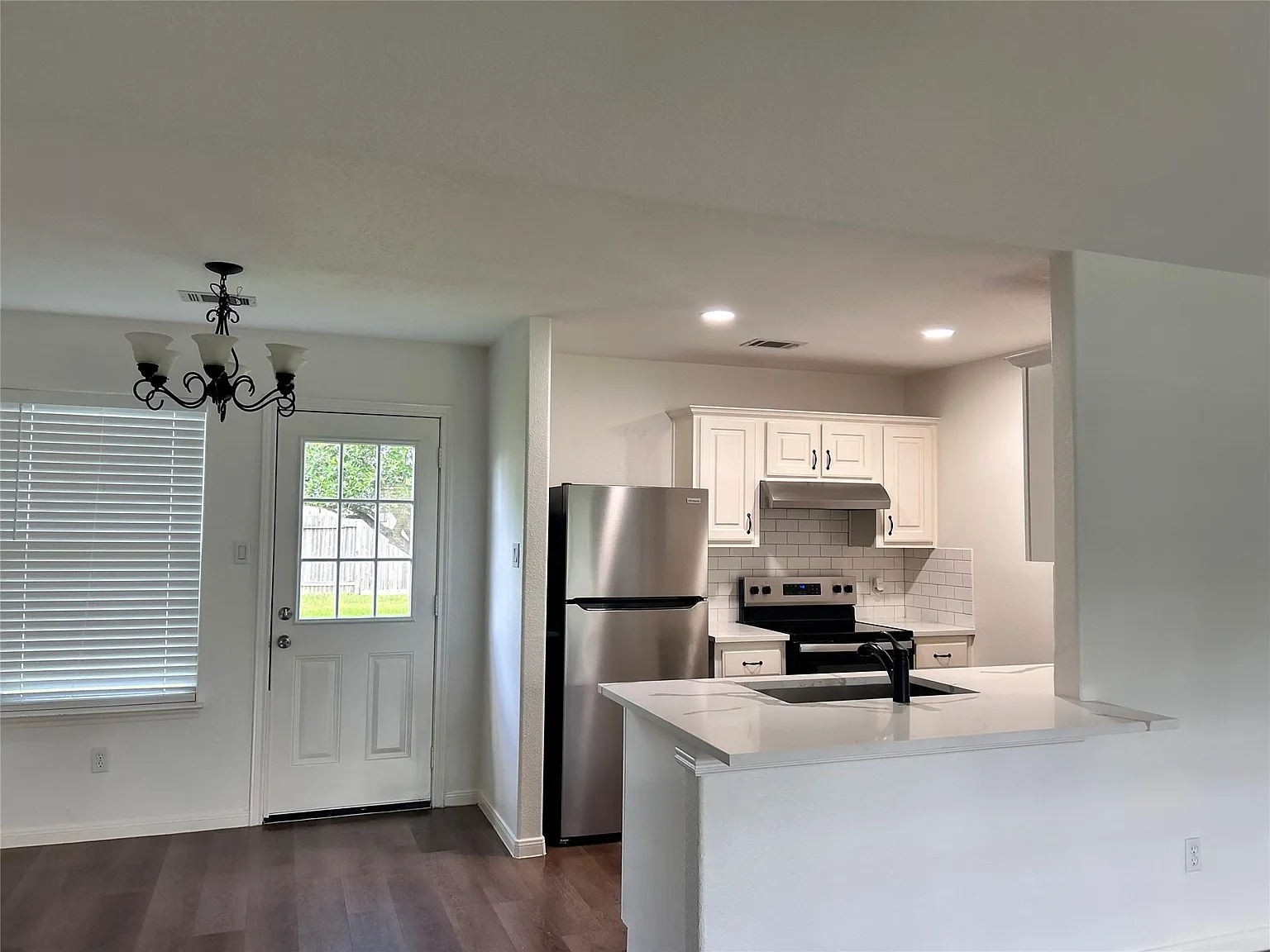 3 bed, 2.0 bath, 1134 sqft, $1,900 — Photo 3
