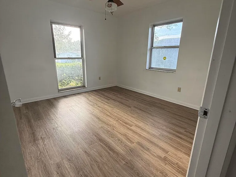 1032 Frost Ln — Photo 13