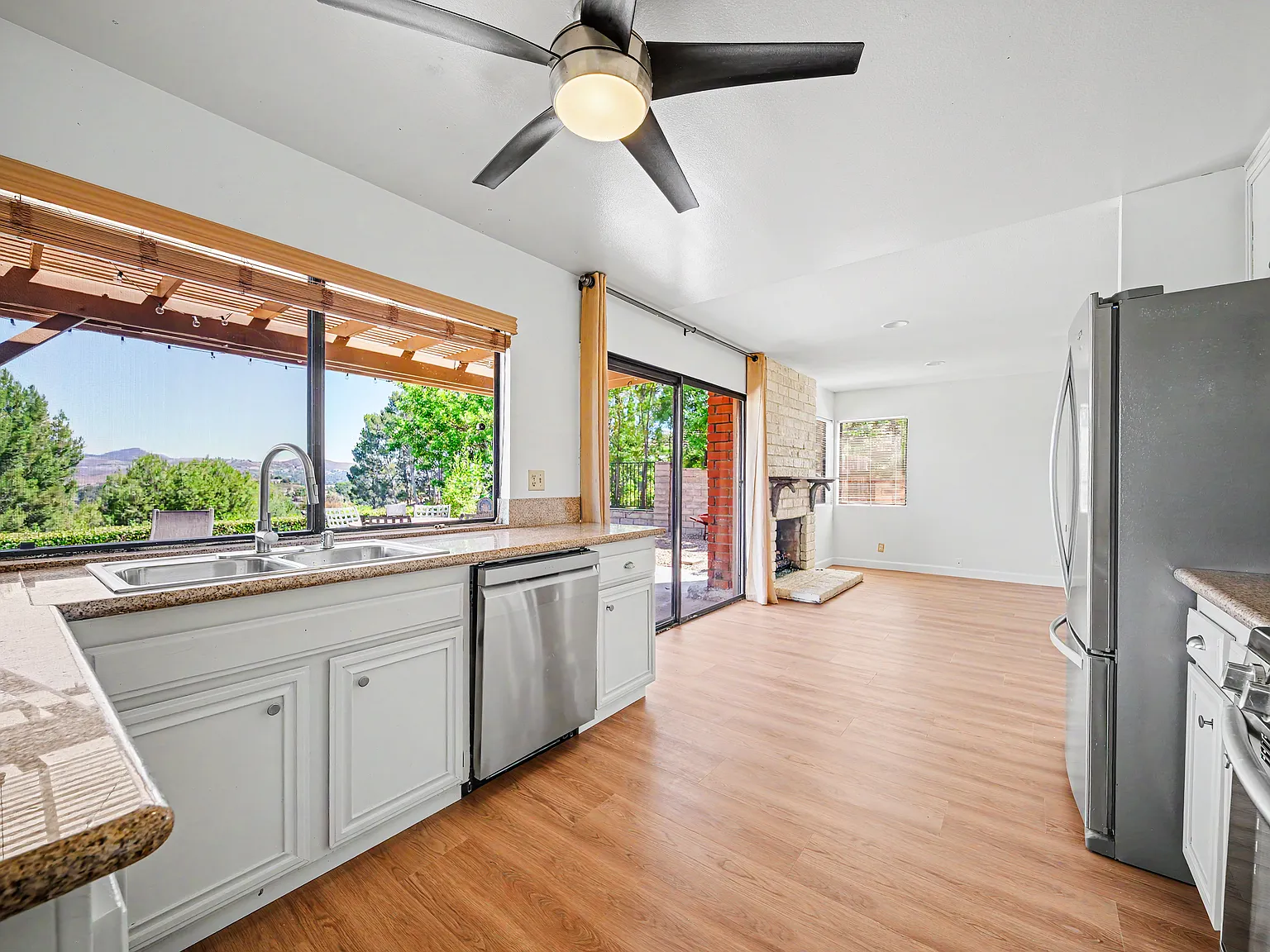 4 bed, 2.5 bath, 2116 sqft, $4,950 — Photo 4