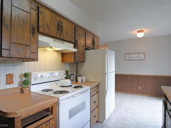 3rd image of 18302 Cedar Dr NW