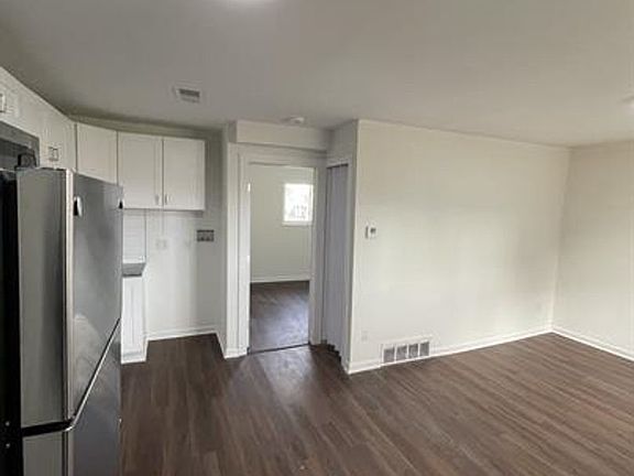 2nd image of 1450 E Fulton St