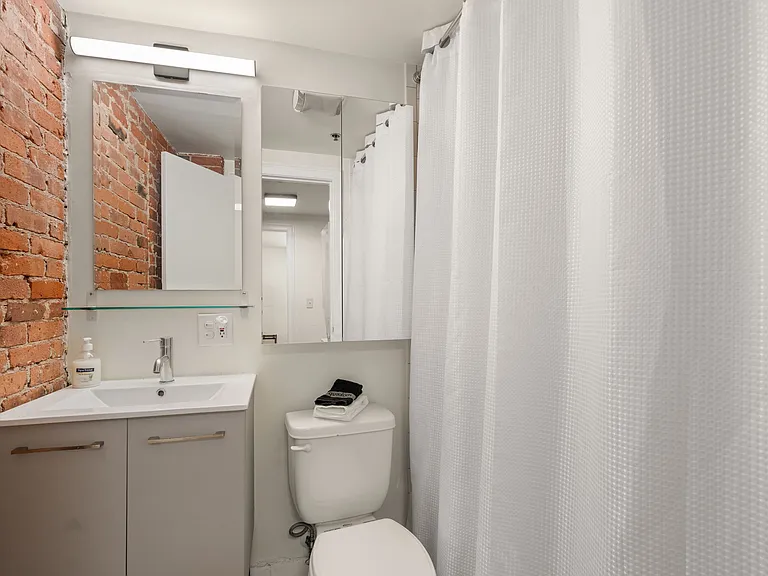 19 Stanhope St #1B — Photo 10
