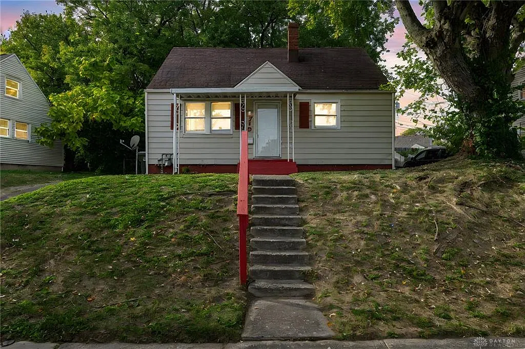 3 bed, 1.0 bath, 864 sqft, $1,300 — Photo 3