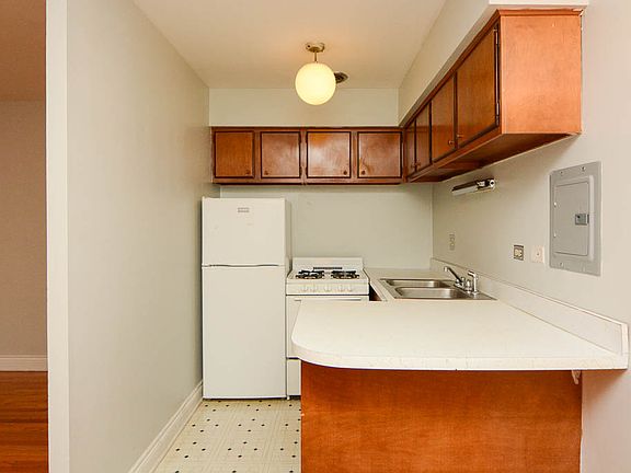 2nd image of 660 W Wrightwood Ave #409