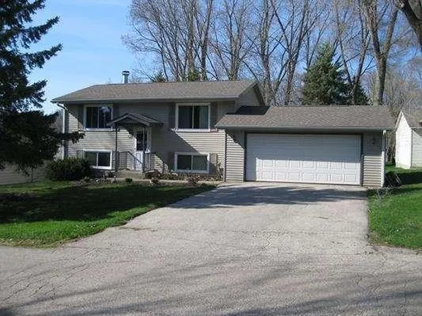30012 Meadow Dr, Burlington, WI 53105