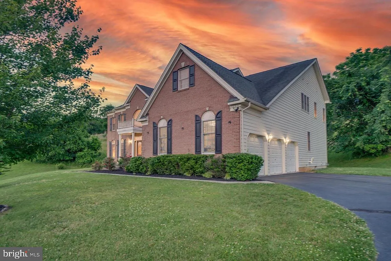 4 bed, 4.5 bath, 5139 sqft, $5,600 — Photo 3