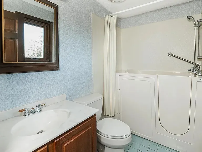 1209 E University St — Photo 8