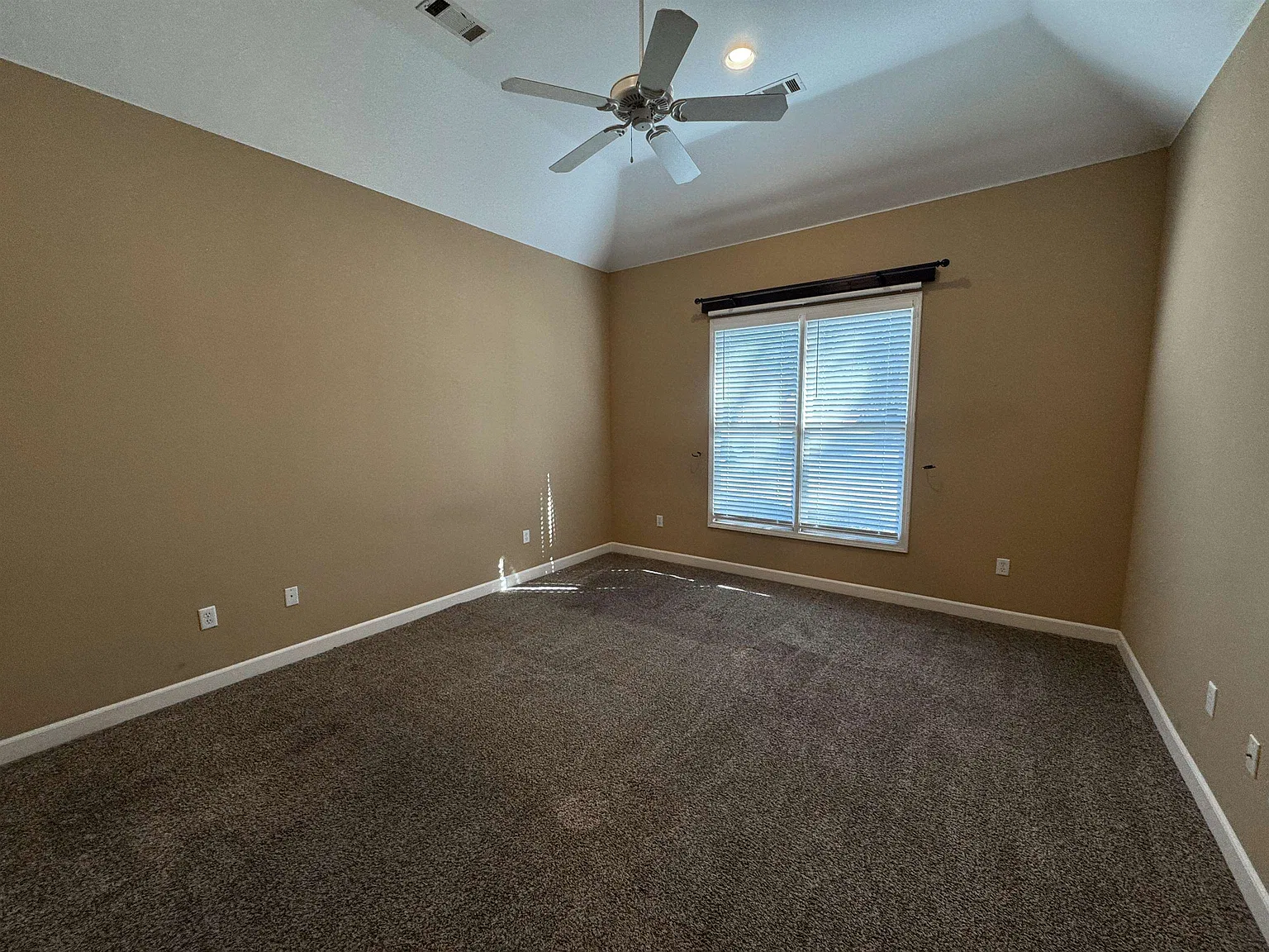 4 bed, 3.5 bath, 3464 sqft, $3,200 — Photo 4