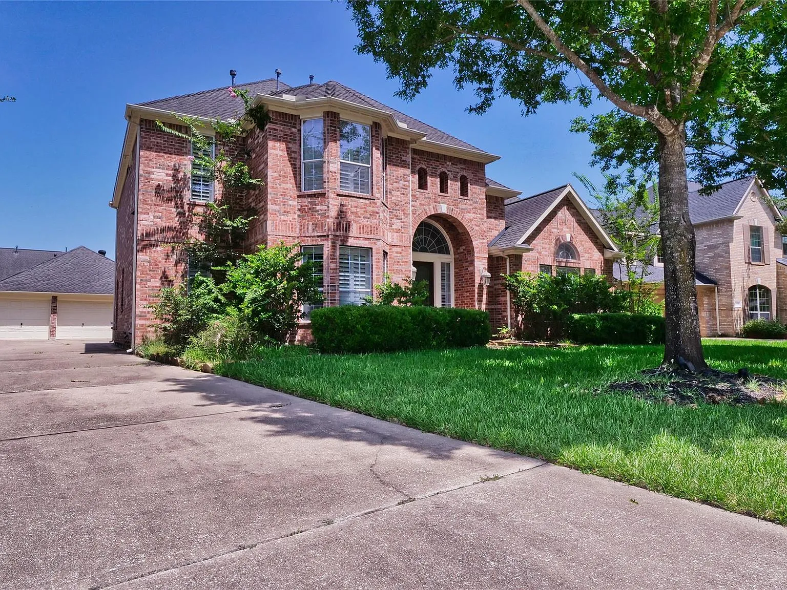 5 bed, 4.0 bath, 3854 sqft, $3,490 — Photo 2