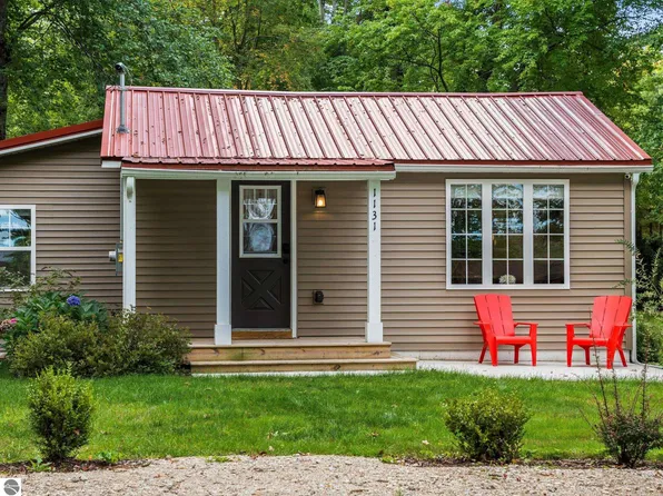 1131 Wolf Lake Dr, Baldwin, MI 49304