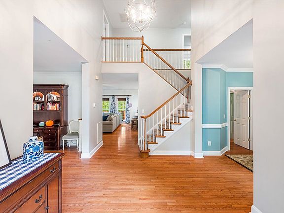 3rd image of 8 Penwick Pl N