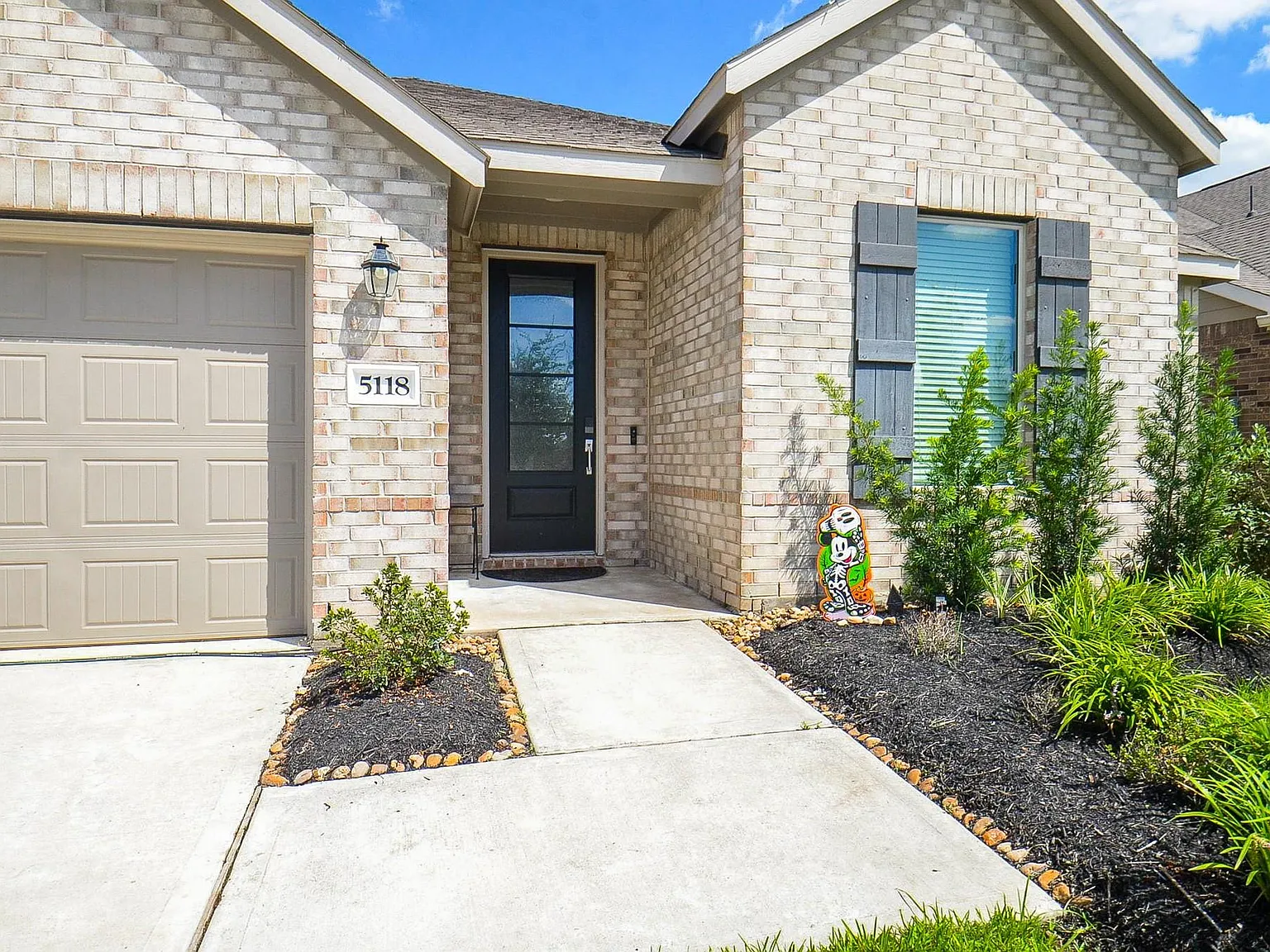 3 bed, 2.0 bath, 1856 sqft, $2,200 — Photo 3
