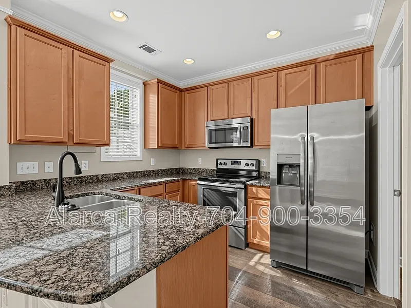 3 bed, 3.5 bath, 1830 sqft, $2,800 — Photo 2