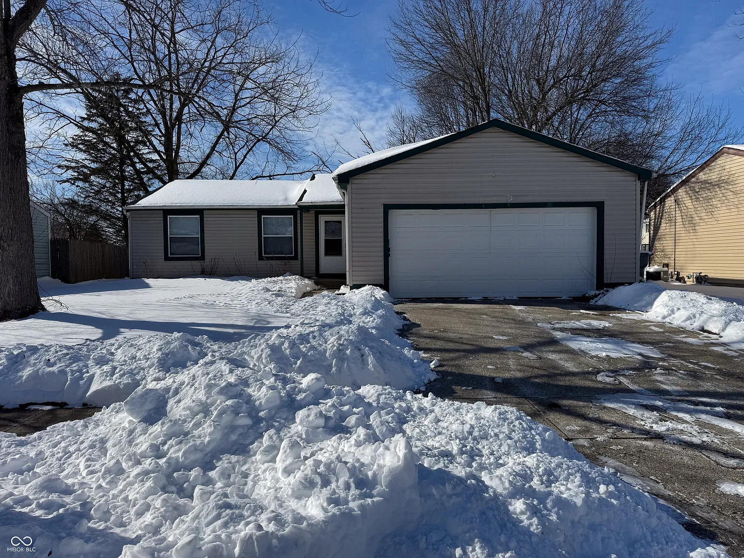 916 Waring Dr E photo 1