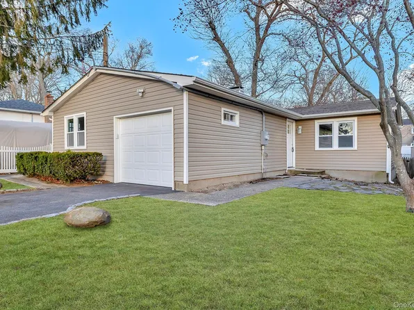 21 John Dr, Farmingville, NY 11738