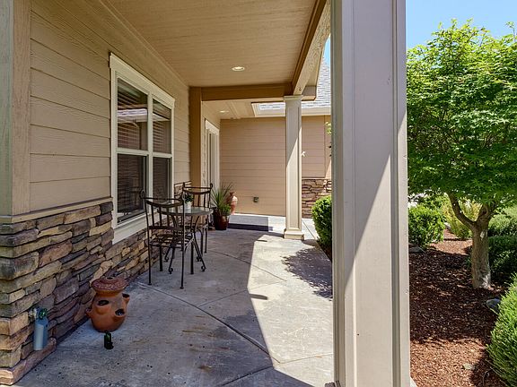 3rd image of 125 Willow Springs Dr