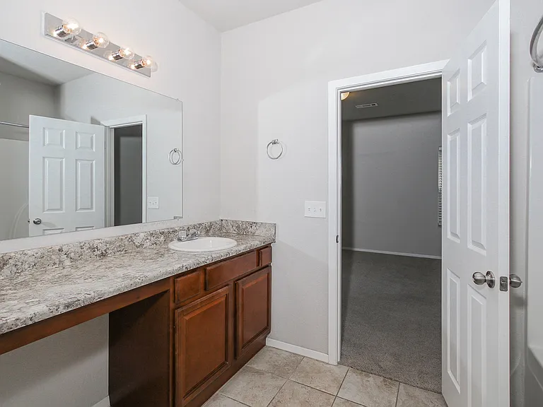 2711 Wyandotte Ave — Photo 8
