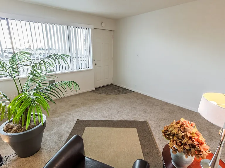 Monticello Apartments — Photo 18