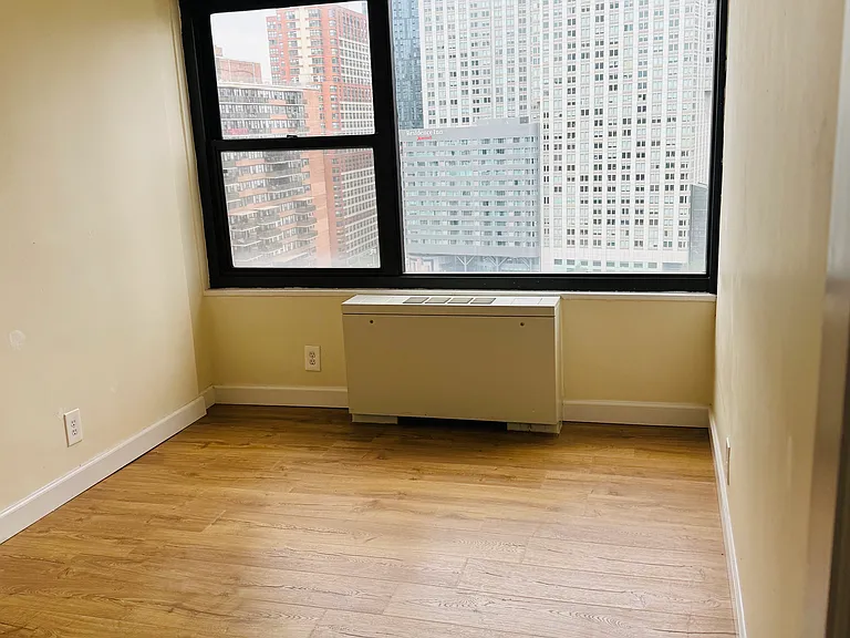 135 Montgomery St #19H — Photo 10