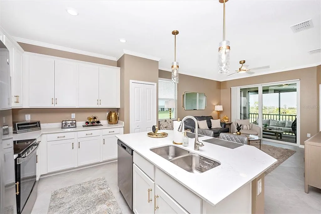 3 bed, 2.0 bath, 1301 sqft, $4,000 — Photo 2