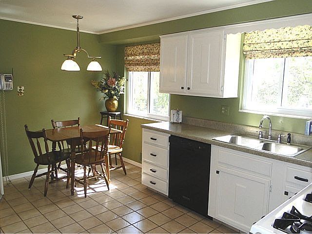 1st image of 485 Bassett Dr
