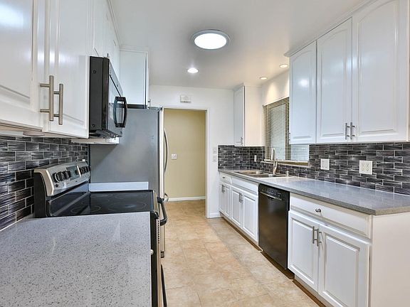 3rd image of 5011 Moorpark Ave