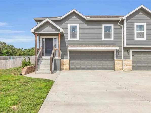 132 N McGee St, Tonganoxie, KS 66086
