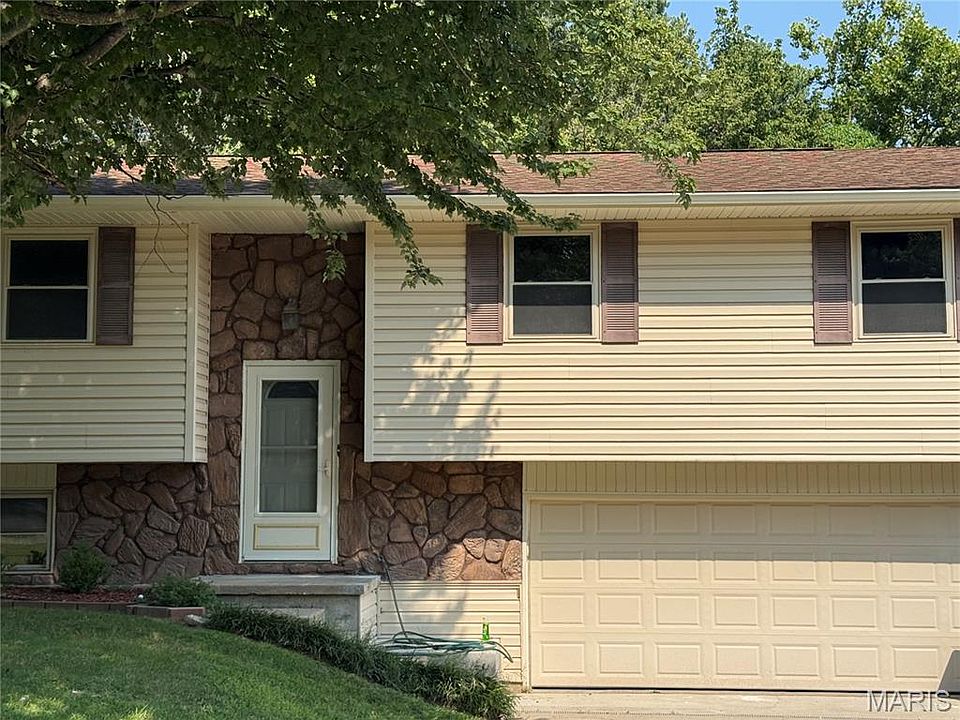 2nd image of 742 Woodbine Pl