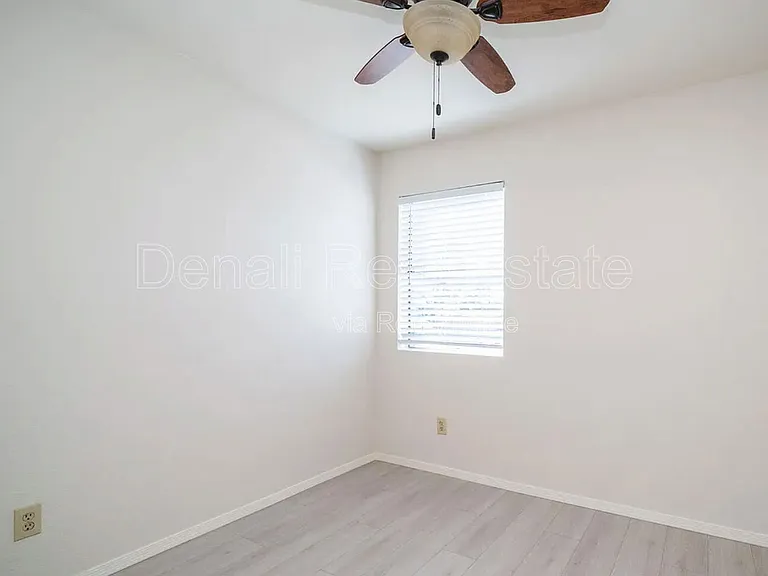 1329 S Mitchell Dr — Photo 10