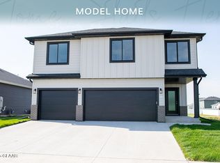 346 Wren Dr, Grand Forks, ND 58201